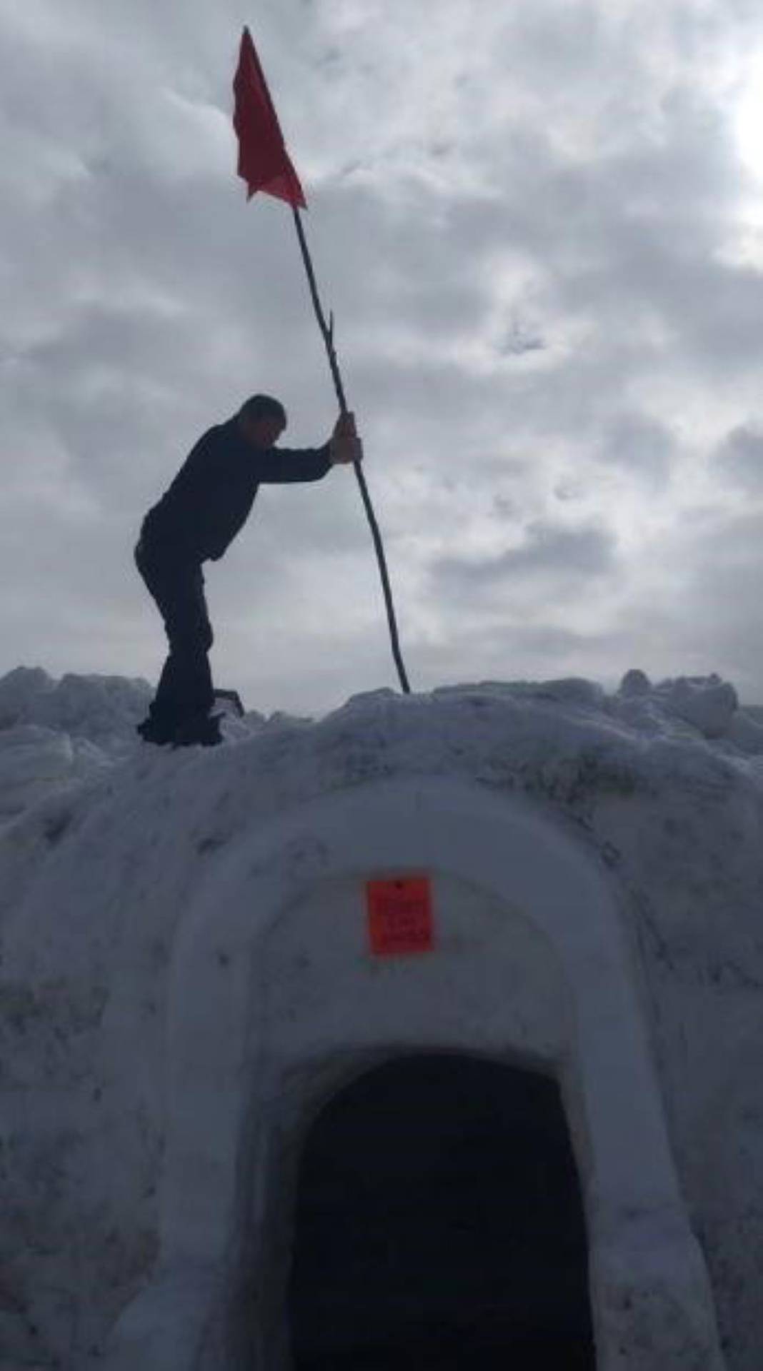 Yoğun kar yağışı onlara engel olmadı! Çay aşkı böyle bir şey: Kardan çay ocağı ilgi odağı oldu 5